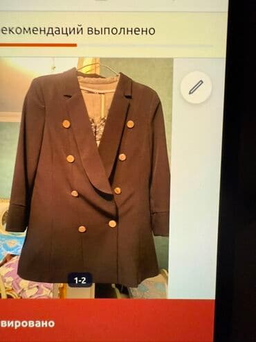 kisi pencekleri: Bu, qadınlar üçün nəzərdə tutulmuş tünd rəngli pencek İki sıra qızılı — 1