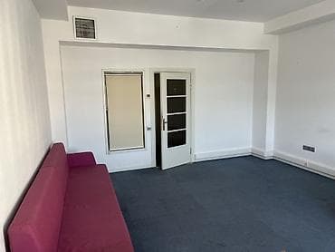 Ofis oturacaqları: Ofis üçün hazır mebel dəsti Tərkibi: - 2 ədəd iş masası (taxta — 2