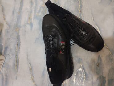 qaçış üçün qadın krosovkaları: Qara rəngli kişi krossovkası - Model: üzərində “FENDI/FENO1” yazılı — 1