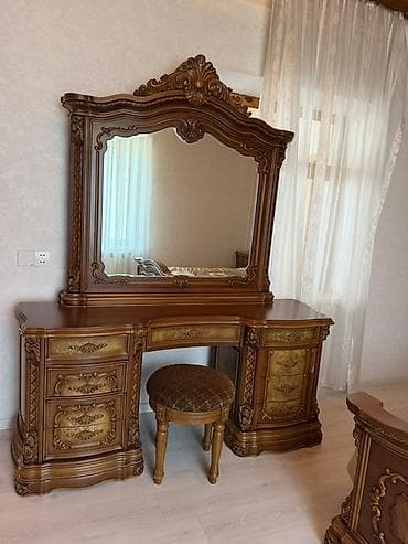 Ev üçün mebel: Klassik üslubda tam yataq otağı dəsti Dəst tərkibi: - Çarpayı (böyük — 3