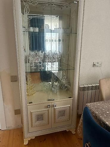 Şüşəli vitrin dolabı - Klassik stildə, krem rəngli korpus və qızılı lalafo.az -da Şüşəli vitrin dolabı - Klassik stildə, krem rəngli korpus və qızılı