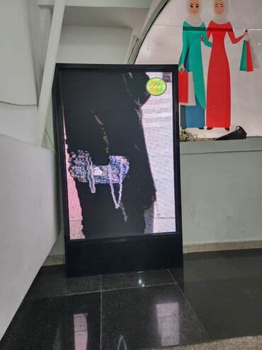 Daxili məkanlar üçün rəqəmsal reklam paneli (floor-standing LED ekran)