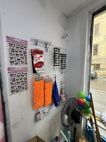 vitrin dolab: Masa 55 azn Divar setkalari her biri 10 azn Ayaqli setka 35 azn Sebet — 3