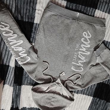 Zetish brendindən boz rəngli, qısa model hudi satılır. ​Çox rahatdır