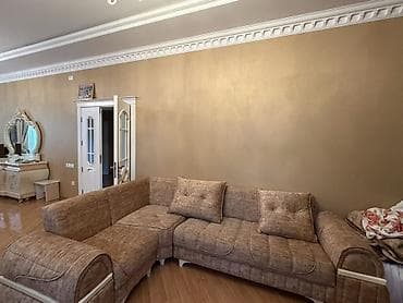 künc divan: Künc divan – yumşaq toxumalı, bej/qəhvəyi tonlarda parça örtük. Geniş — 2