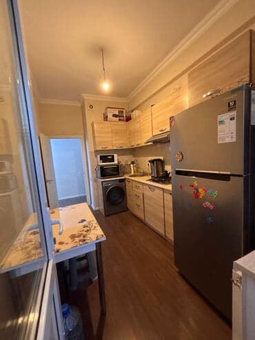 Mənzilin təsviri - Geniş, ensiz planlı mətbəx: ağac teksturalı üst və lalafo.az -da Mənzilin təsviri - Geniş, ensiz planlı mətbəx: ağac teksturalı üst və