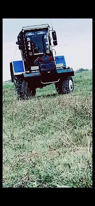 mercedes qapi: Traktor – kabinəli, mavi rəng çalarlarında. Güclü arxa təkərli, ön dar — 2