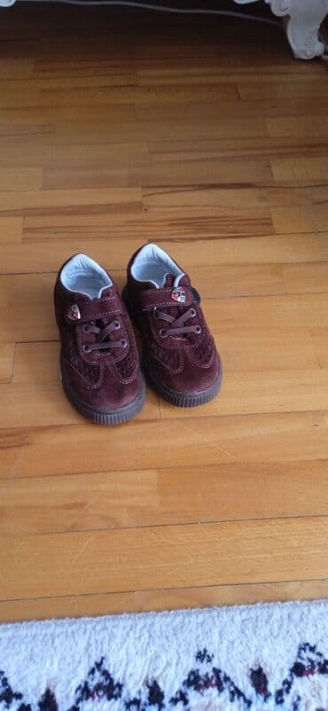 детские туфли с перфорацией: Tünd qəhvəyi rəngdə uşaq krossovkaları. Bu krossovkalar bağcıqlar və — 1