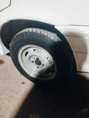 Avtomobil: Sedan/küçük sınıf (sol sükanlı) Rəng: Ağ eksteryer, qara