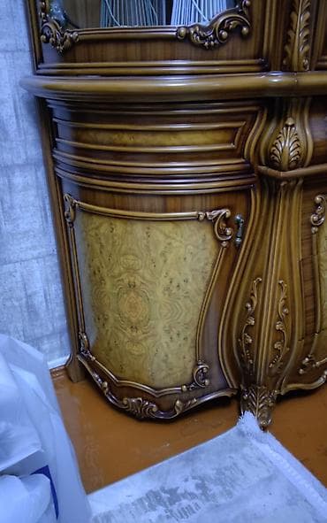 isiq generatoru: Klassik vitrin-bufet - Material: təbii ağac üzlüklü korpus, oyma — 3