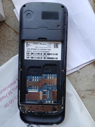 телефон fly ds105c: F+ brendinin F257 modeli mobil telefonu. Bu cihaz qara rəngdədir və — 2