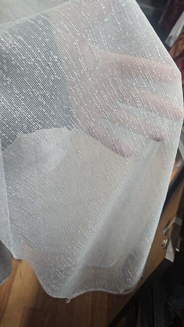 sadə pərdələr: Ağ, şəffaf tül pərdə, otağa zəriflik və işıq qatır. Yüngül toxuması — 15