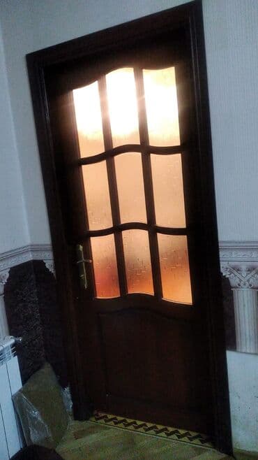 jaluzlər qapi: 6 eded şam agacindan qapi satilir. 2-si qluxoy, 4 ededi şüşəli — 2