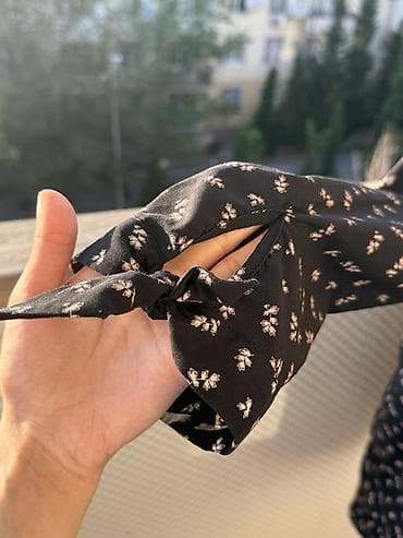 corab toxuma: Qara rəngli, xırda çiçək naxışlı qadın bluzası - M ölçü - Model — 3