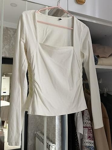 Ağ rəngdə qadın bluz - Kəsim: kvadrat dekolteli, bədəni incə göstərən — 1