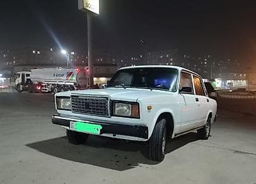 disk r19: VAZ 2107, ağ rəng, 4 qapı, sedan kuzov. Xüsusiyyətlər: - Arxa — 1