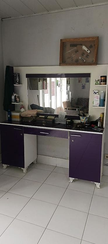 berber mebel: Bərbər salonu üçün güzgülü iş masası - Ölçü: təxmini 2 metr en, 80–90 — 2