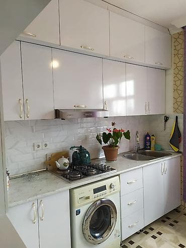 Sifarişlə rəflər: Mətbəx mebeli dəsti – ağ rəngli, parlaq fasadlı - Yuxarı və aşağı — 1