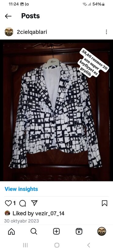 Qara və ağ rəngli, həndəsi naxışlı, iki düyməli qadın pencəyi. 38 və