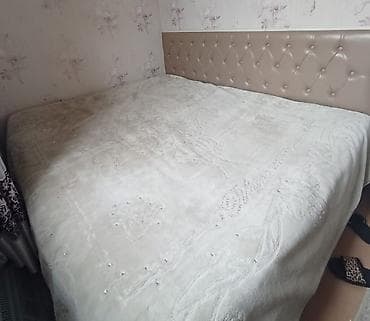 İki nəfərlik yataq dəsti - Başlıq: Yumşaq, kapitonajlı, düyməli süni