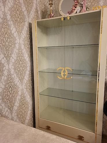 ofis dolabi: Şüşəli vitrin dolabı - Rəng: krem/bej tonu, qızılı detallar - Ön — 3