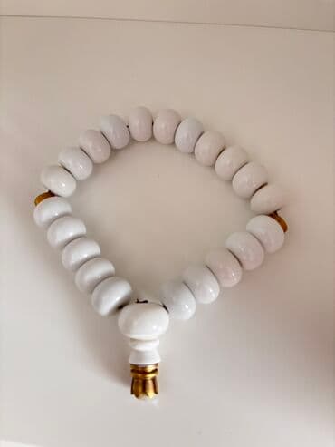 qaralmayan bijuteriya: Əl işi ağ rəngli muncuqlardan hazırlanmış təsbeh, hər biri dəyirmi — 2