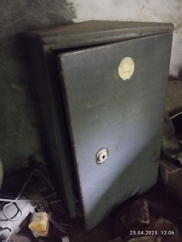 Metall seyf – köhnə model, güclü polad konstruksiya - Material: qalın