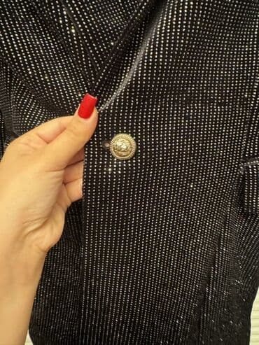 женские платья комбинация: Qara rəngdə, xırda parıltılı daşlarla bəzədilmiş qadın — 7