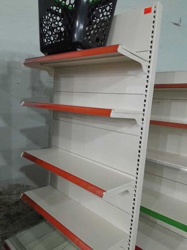 divar rəf: Müxtəlif rənglərdə metal ticarət rəfləri. Hər bir rəf mağaza və ya — 3