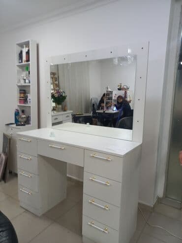 sandiq mebel: Yeni, Saş kəsimi üçün masa, Güzgülü — 9