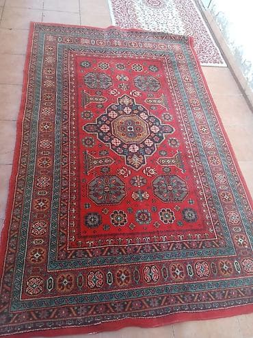 qedimi xalca: Qırmızı əsaslı şərq üslublu xalça - Dizayn: Mərkəzdə rombvari — 2