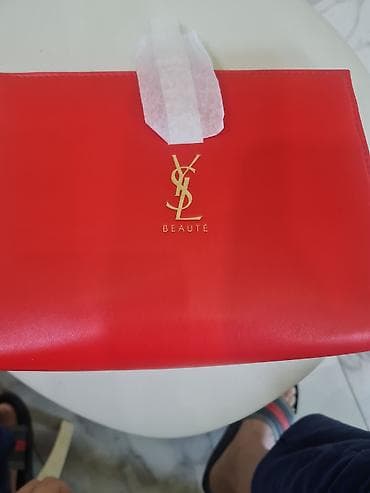 aksesuarlar: Qırmızı kosmetik/aksesuar çantası – YSL Beauté loqolu,в наличии. - — 2