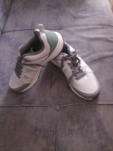 Açıq rəngli idman ayaqqabısı - Rəng: ağ əsas, boz detallarla; daban