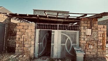 qaraj icarə: Həyətyanı sahəsi və yarımçıq tikili - Dəmir giriş qapısı və daş hasar — 3