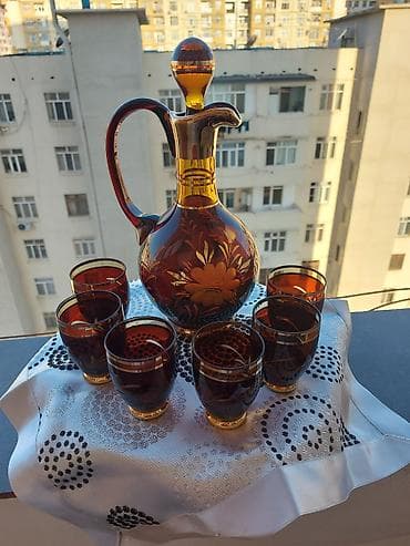 Qızılı naxışlı şüşə qrafin və stəkan dəsti - Tərkib: 1 qapaqlı qrafin