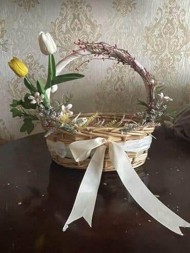 qurban bayramı xonca: Dekorativ çiçəkli səbət - Təbii rəngli hörgü səbət - Ağ atlas lent və — 2