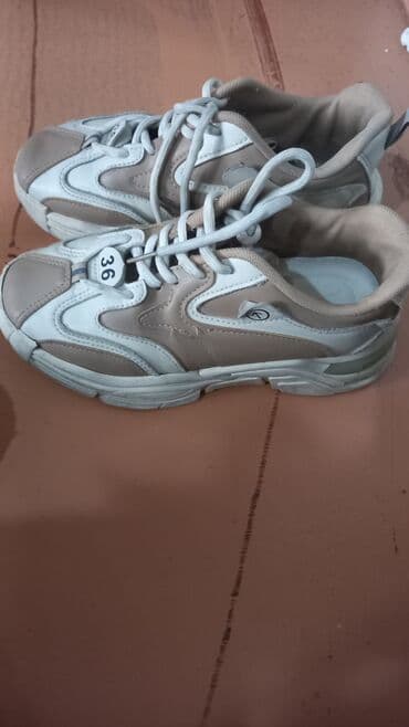 qadın krosovkaları yay üçün: Krasofka 5 Azn 
 Rəng: bej və ağ kombinasiyası
Ölçü: 36 — 1