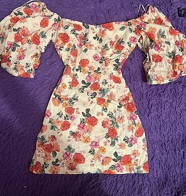 Güllü dizaynlı qadın paltarı - Model: off-shoulder (çiyinlər açıq)