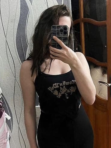 Qadın qara crop top – “Howlin’ Wolf” printli - Model: nazik çiyin