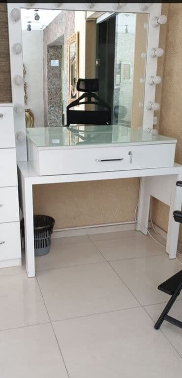 İşlənmiş, Makiyaj üçün masa, Güzgülü