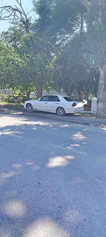 tesla model s: Mercedes-Benz C-Class: 1.8 l | 1994 il Sedan — 3
