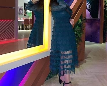 koja donlar: Tünd zümrüd-yaşıl rəngdə zərif ziyafət/libas. Rəngin dərinliyi və — 4