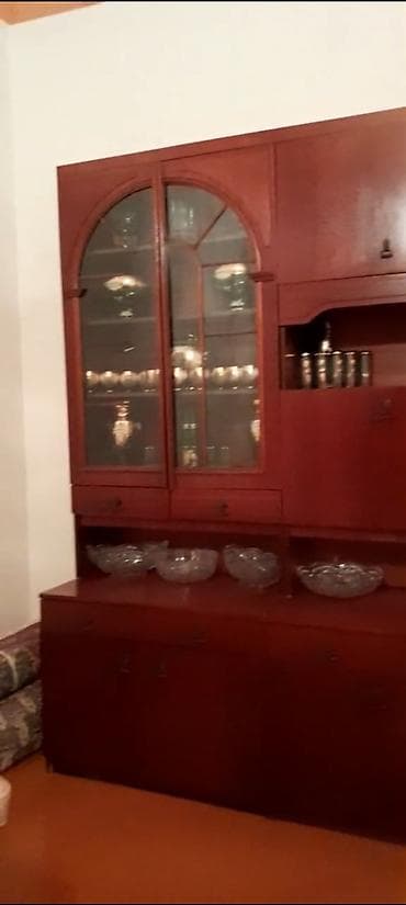 iskaf: Mebel dəsti – vitrinli bufet - Klassik dizaynlı, qırmızı-qəhvəyi ağac — 1