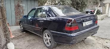 s class: Mercedes-Benz C‑Class sedan (W202), tünd mavi rəng. - Kuzov: 4 qapılı — 4