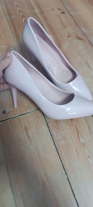 Qadın klassik tuflisi – krem/şampan rəngi, parlaq lak örtüklü. Ucu