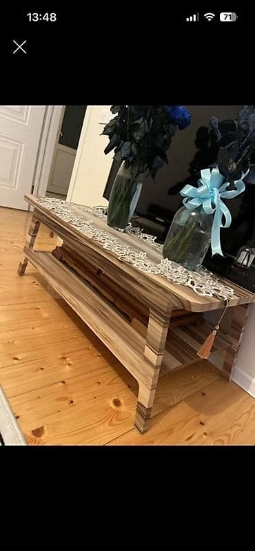 stendler: Zolaqlı ağac teksturasına malik modern TV/çay masası. - Material — 1