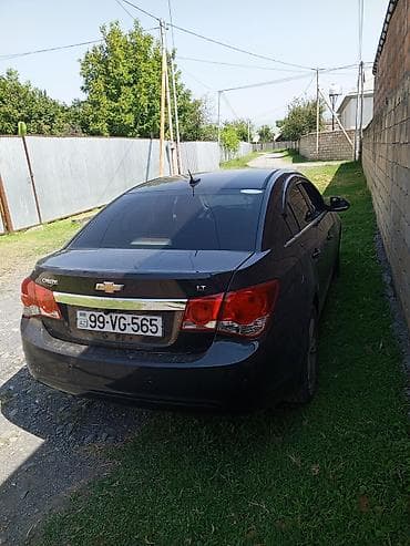Chevrolet Cruze LT sedan təqdim olunur. Avtomobil qara rəngdədir və