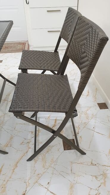 тап аз мебель бу: Bağ və balkon üçün kvadrat şüşə stol və həsir stullar. Yığılıb açılan — 4