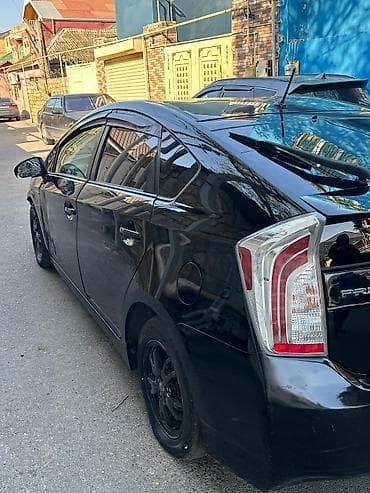 toyota prius c: Toyota Prius, qara rəng, hibrid. Kuzov liftback. Arxa hissədə “Prius” — 7