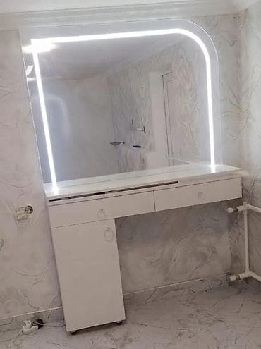 oturaca: Vizaj masası və işıqlı güzgü - Minimalist dizaynlı ağ vizaj masası - — 1